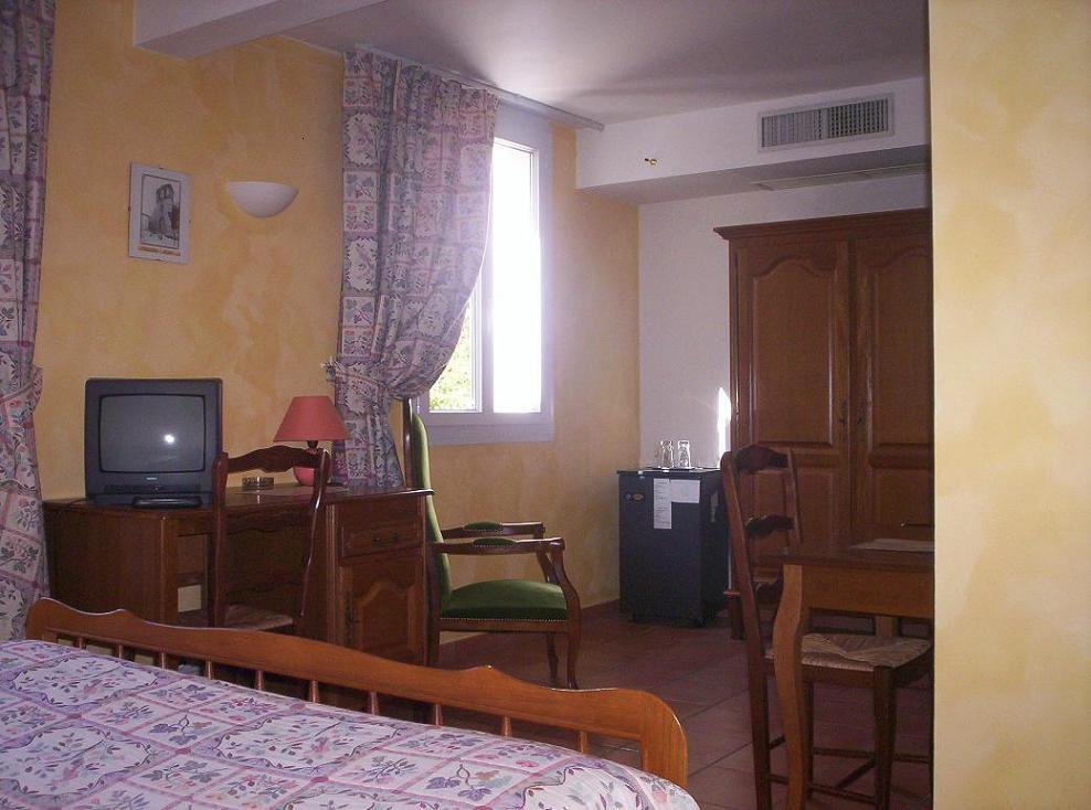 Logis Hotel De L'Etang Кюкюрон Екстериор снимка