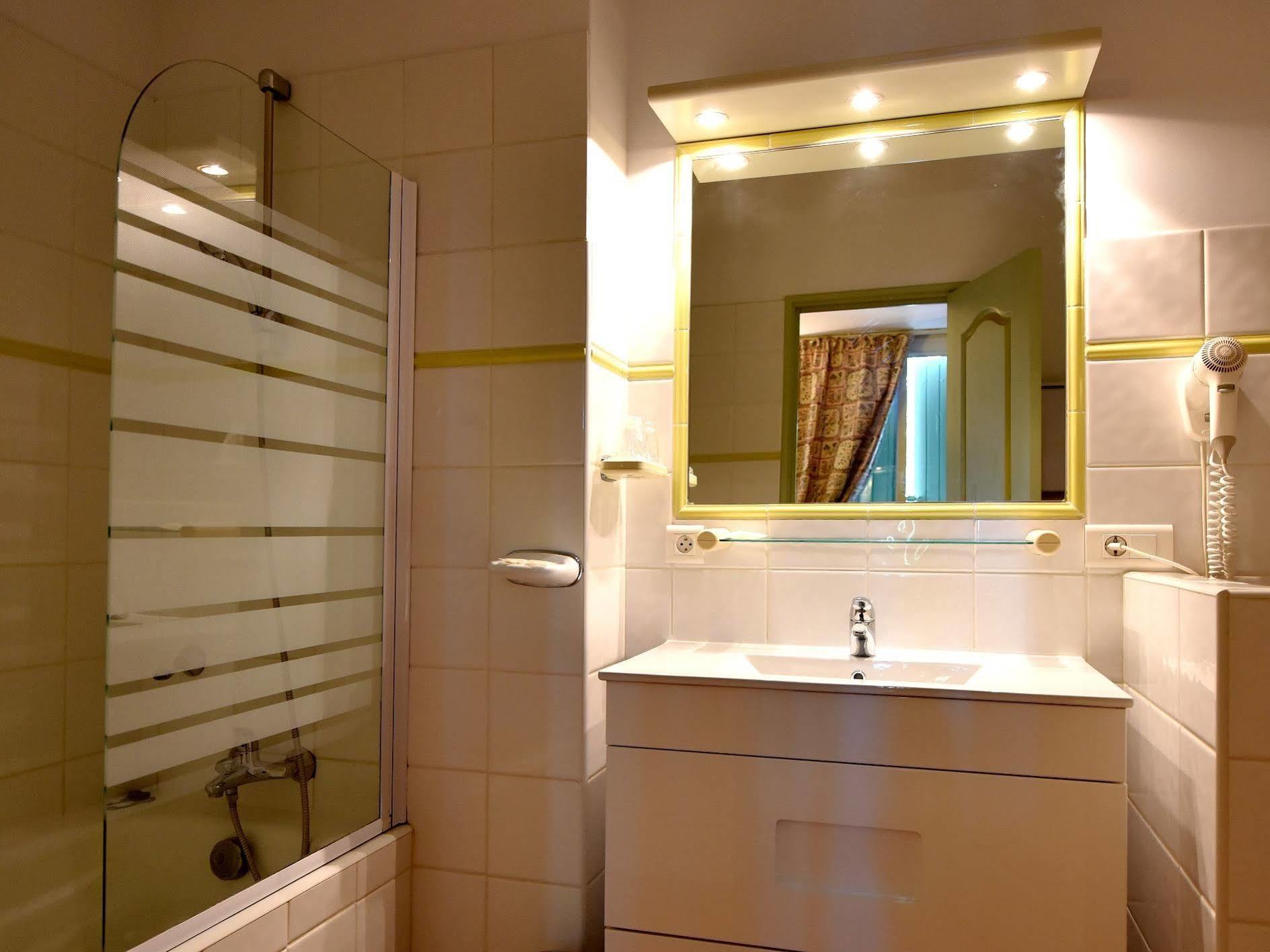 Logis Hotel De L'Etang Кюкюрон Екстериор снимка