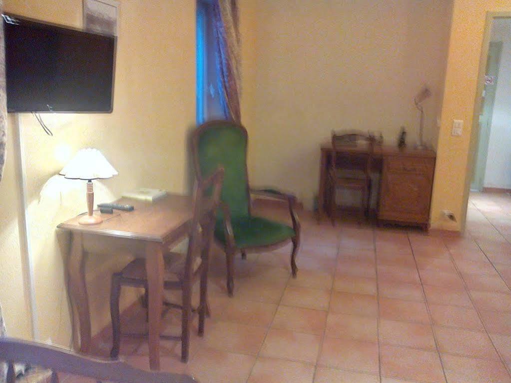 Logis Hotel De L'Etang Кюкюрон Екстериор снимка