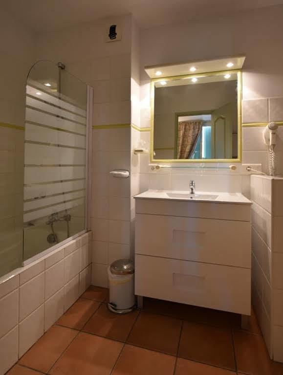 Logis Hotel De L'Etang Кюкюрон Екстериор снимка