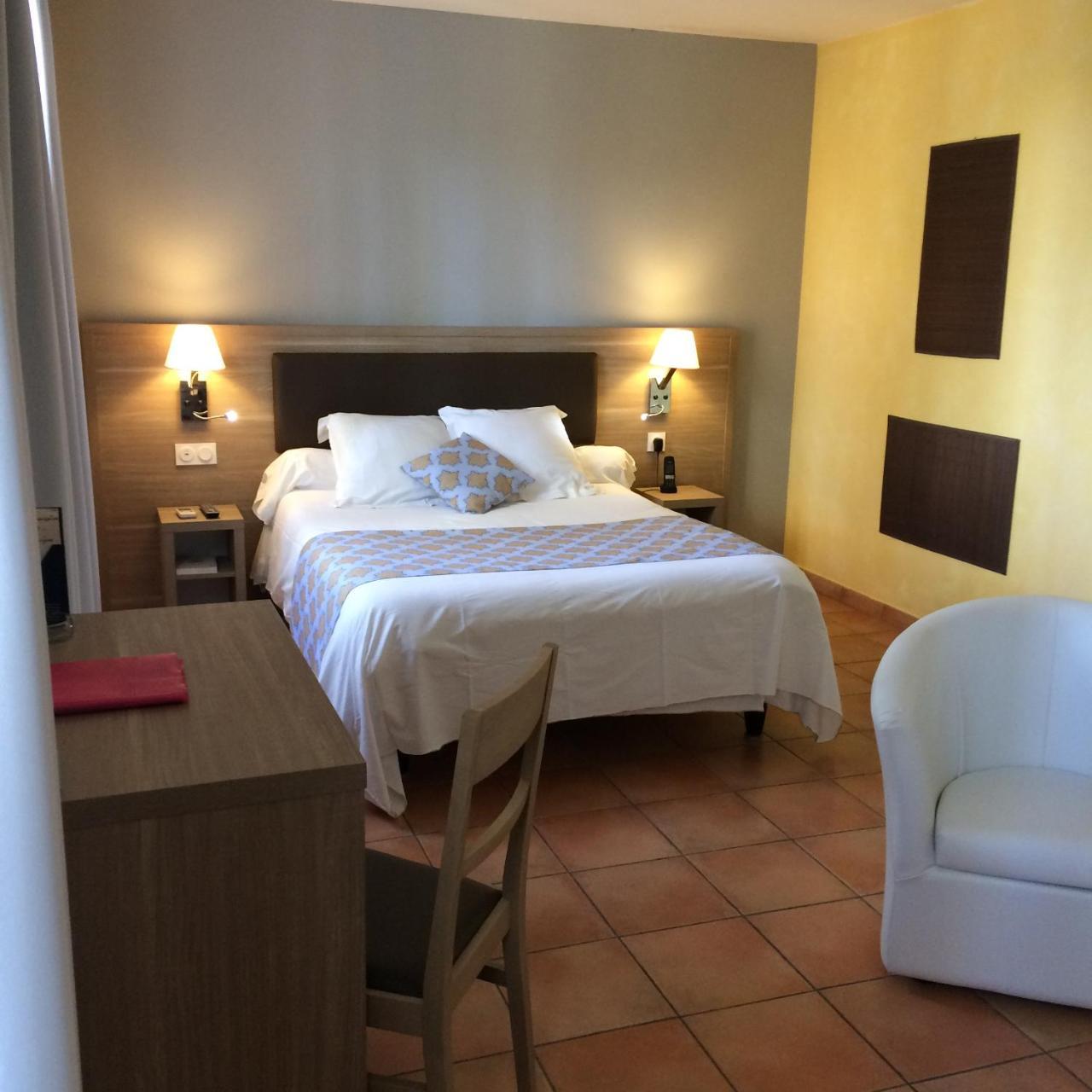 Logis Hotel De L'Etang Кюкюрон Екстериор снимка